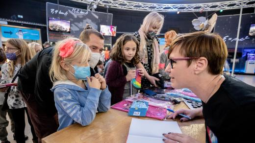 Spisovatelka Denisa Kimlová při autogramiádě své nové knihy Tajemství planety DOR