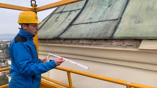 Statik Jan Gregor u opadané římsy hranického zámku