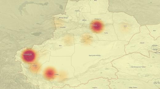 Tepelná mapa ukazuje rozložení a velikost 28 táborů v provincii Sin-ťian. Čím větší je kombinovaná velikost zařízení v oblasti, tím tmavší je zobr na mapě. Nejvíce zadržených osob se podle této mapy nachází v okolí města Kashgar