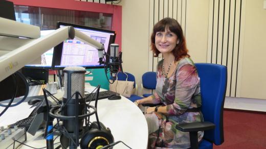 Eva Mikulková ve studiu Českého rozhlasu Hradec Králové