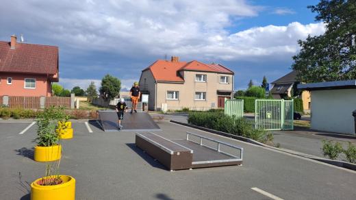 Nové rampy pro freestyle na koloběžkách v Hněvotíně. Dočasně jsou na jednom z parkovišť