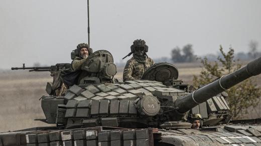Ukrajinský tank na cestě směrem k frontě u Chersonu (9. listopad 2022)