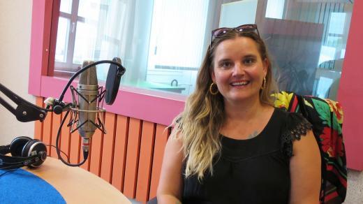 Mgr. Zuzana Vostrovská ve studiu Českého rozhlasu Hradec Králové