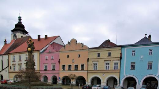 Jižní fronta domů na Husově náměstí zahrnuje i kostel Nejsvětější Trojice