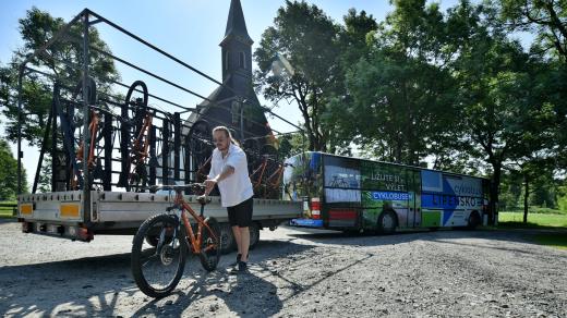 Cyklobus je vesnici Svatý Tomáš u Lipna