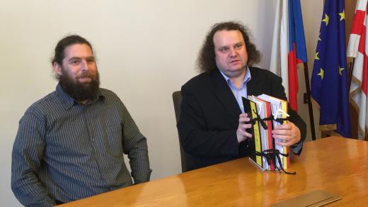 Ředitel Collegia Bohemica Petr Koura (vpravo) a David Syrovátka, který vyrobí výstavu "Naši Němci" s projektem výstavy