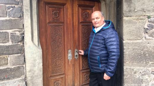 Antonín Forbelský u vchodu do chrámu sv. Vavřince v Pardubicích