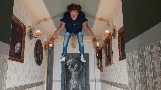 Pavel Kožíšk umí i levitovat. Ostatně v antigravitační místnosti to půjde lehce každému