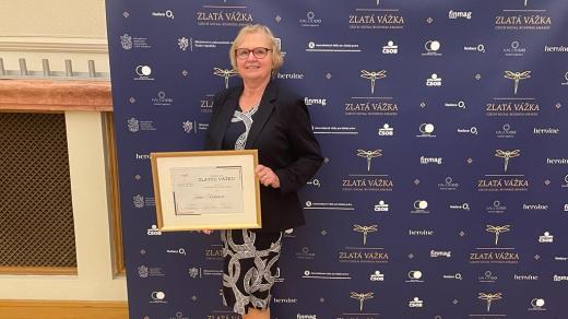 Jana Kubáčová z rychnovské kavárny Láry Fáry získala národní cenu sociálního podnikání Zlatá vážka