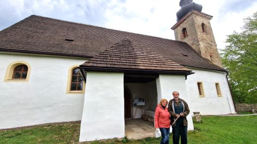 Manželé Vaškovi před kostelem v Klení u Benešova nad Černou