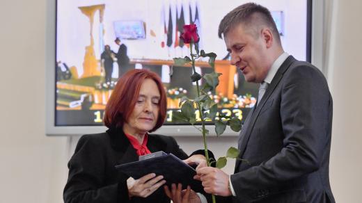 Dana Huňátová přebírá od ministra zahraničí Tomáše Petříčka ocenění Za zásluhy o diplomacii