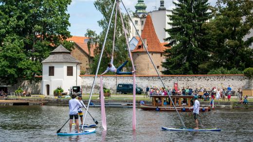 České Budějovice jsou Evropským hlavním městem kultury 2028. Na snímku akrobatické představení během návštěvy poroty