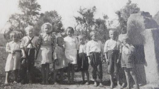 Děti v Údolí smrti u Dukelského průsmyku v roce 1946