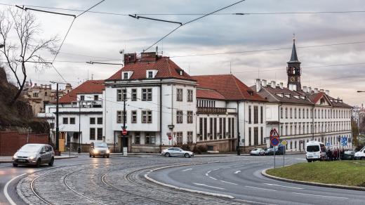 Dům na rohu ulic Pod Bruskou a U Bruských kasáren. Budoucí Kunsthalle Praha