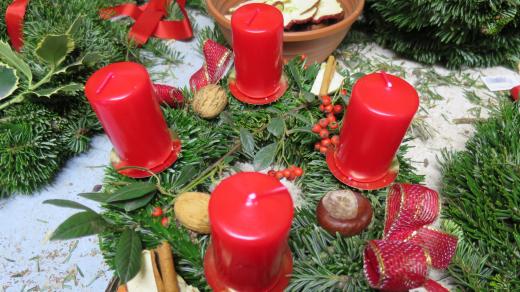 Tradiční adventní věnec z dílny Hlubockých