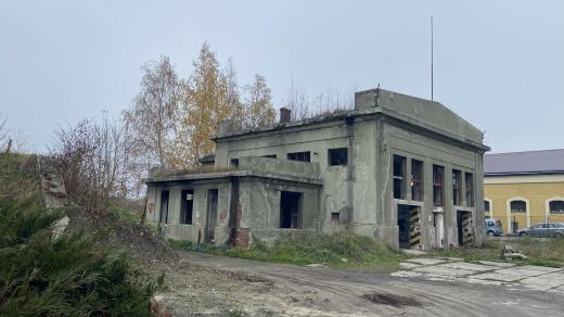 V areálu vodárny je několik budov, všechny jsou v dezolátním stavu