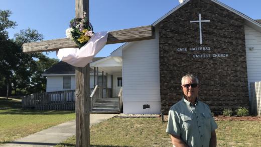 Možná byste ho v pátek odpoledne čekali ponořeného do evangelií, ale on je ponořený do vln Atlantského oceánu: Russ Howard je totiž surfující pastor