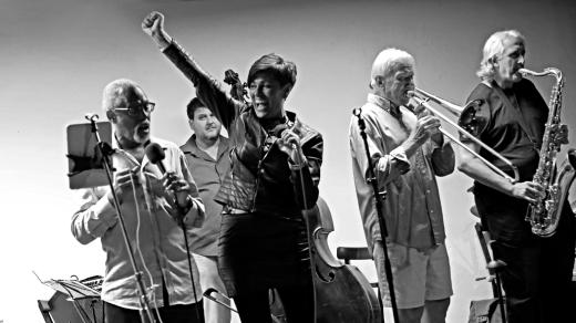 Výborní vokalisté Lee Andrew Davison a Eva Emingerová i s organizátorem a trombonistou Ladislavem Kopeckým na jedné z předcházejících Jazzových nocí ve Vydří