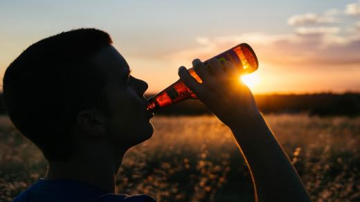 Alkohol, pití alkoholu, konzumace alkoholu, pivo