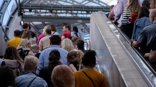 Cestující při výstupu z metra v pražských Letňanech