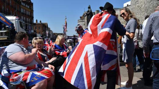 Fanoušci monarchie na svatbě britského prince Harryho a jeho snoubenky Meghan Markleové v roce 2018