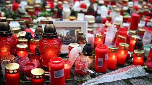 Středeční střelba na fakultě si vyžádala 14 obětí, před budovou jsou stovky svíček