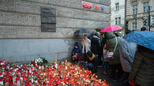 Lidé přicházeli i před budovu filozofické fakulty na Palachově náměstí, kde se tragédie stala
