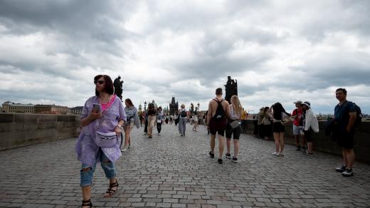 Turisté na Karlově mostě