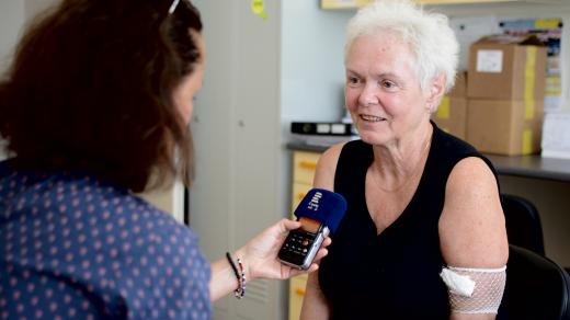 Eliška Lišková, které doktoři zjistili nádor na plicích před třemi lety, třikrát prodělala chemoterapii, pak se dostala do klinické studie a začala se léčit Mitotamem.