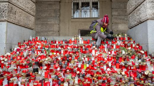 Lidé na pietní místo k budově za poslední týdny nanosili tisíce svíček a dalších předmětů