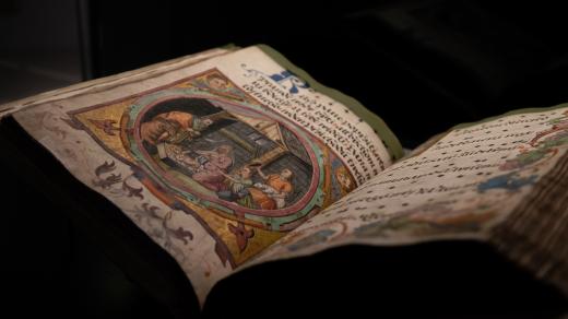 Expozice v Národním muzeum se zaměřuje na díla z Čech, Národní knihovna pak vystavuje rukopisy pražských sborů