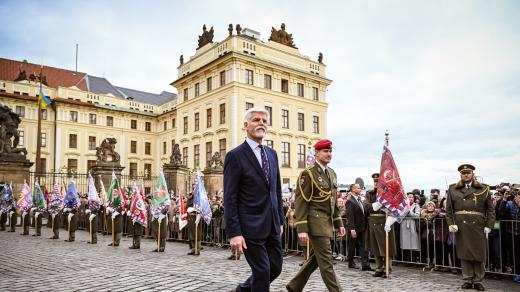 Petr Pavel a náčelník Generálního štábu Karel Řehka přicházejí před Pražský hrad, kde prezident položil květiny u sochy T. G. Masaryka