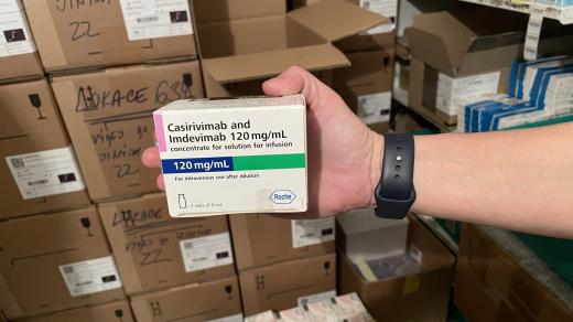 Ve Fakultní nemocnici v Brně zůstává ve skladu skoro 1 200 dávek léku proti covidu-19 od firmy Regeneron