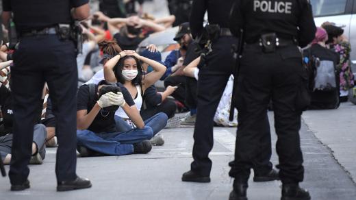 Afroameričan George Floyd byl zabit policistou minulý týden. V reakci na to začali protestovat nejen lidé v Minneapolis, ale po celých Spojených státech