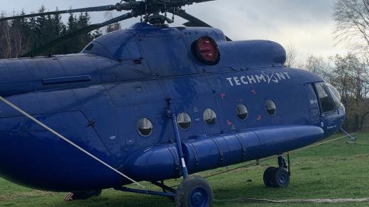 Vrtulník se chystá na přepravu kůrovcem napadeného dřeva v Broumovských stěnách