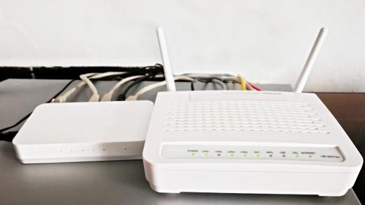 Domácí modem s routerem a switch