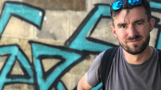 Janek Rubeš před Karlovým Mostem