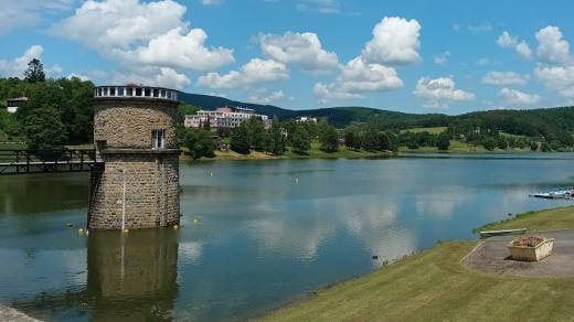 Pohled na Luhačovickou přehradu z hráze