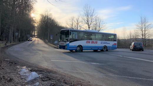 Křižovatka s ostrou zatáčkou na příjezdu do Nových Hradů na Českobudějovicku