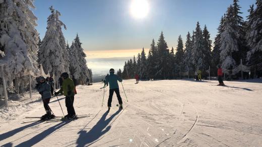 Lyžování v Krkonoších si lidé užívají