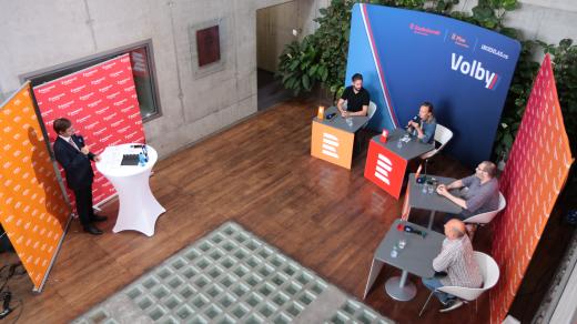 První předvolební speciál s komentátory a politology; moderuje Tomáš Pancíř