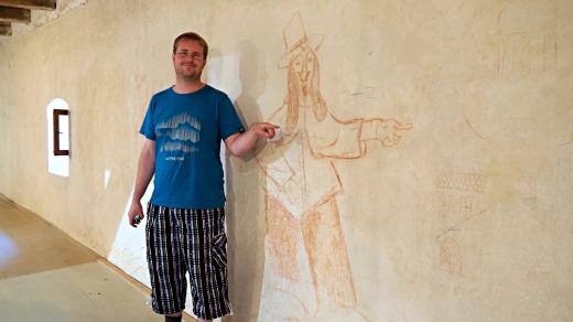 Průvodce na sýpce Petr Veselý u jednoho z graffiti