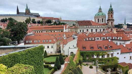 Pohled z nejvyššího bodu zahrady k Hradu a k svatému Mikuláši