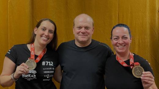 Barbora Holická a Lucie Engová s moderátorem pořadu Na place Davidem Novotným