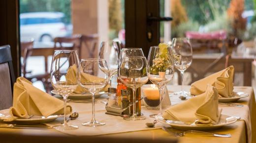 Slavnostně prostřený stůl (ilustrační foto)