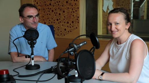 Petr Šabata a moderátorka podcastu Lenka Kabrhelová