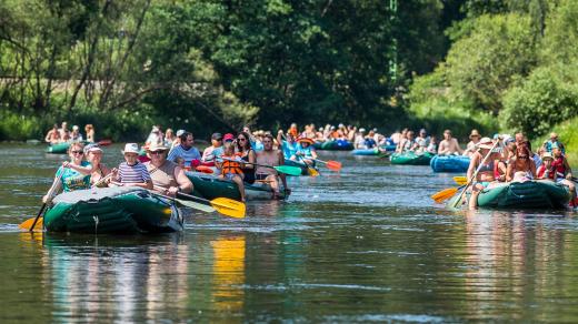 Vodáci, přeplněná řeka Vltava u Vyššího Brodu v jižních Čechách