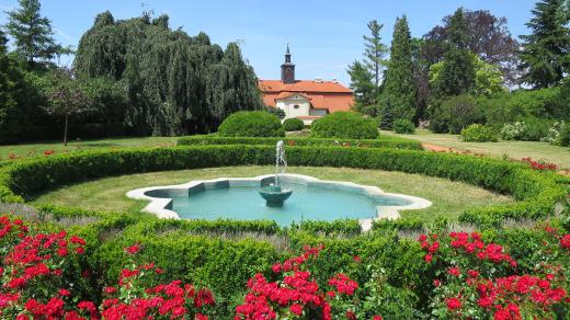 Vodotrysk v parku nedaleko zámku