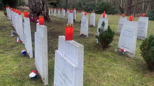 S tradicí svíček na hrobech padkých vojáků začali krajané před čtyřmi lety. Svíčky na britských hřbitovech jsou vzácné, shodují se