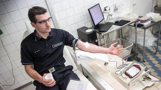 Náchodští hasiči ze směny B darovali společně krev